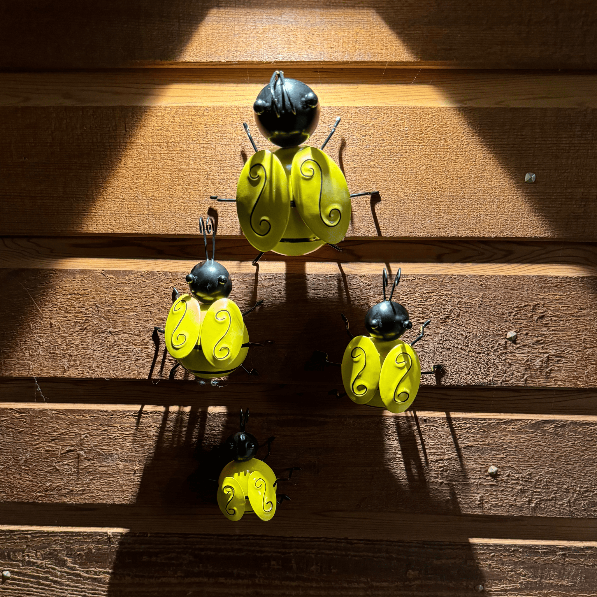 Decorative Metal Bees, Indoor or outdoor Garden Art Bumble Bee Art Set 4 Metal Bumblebee Decor