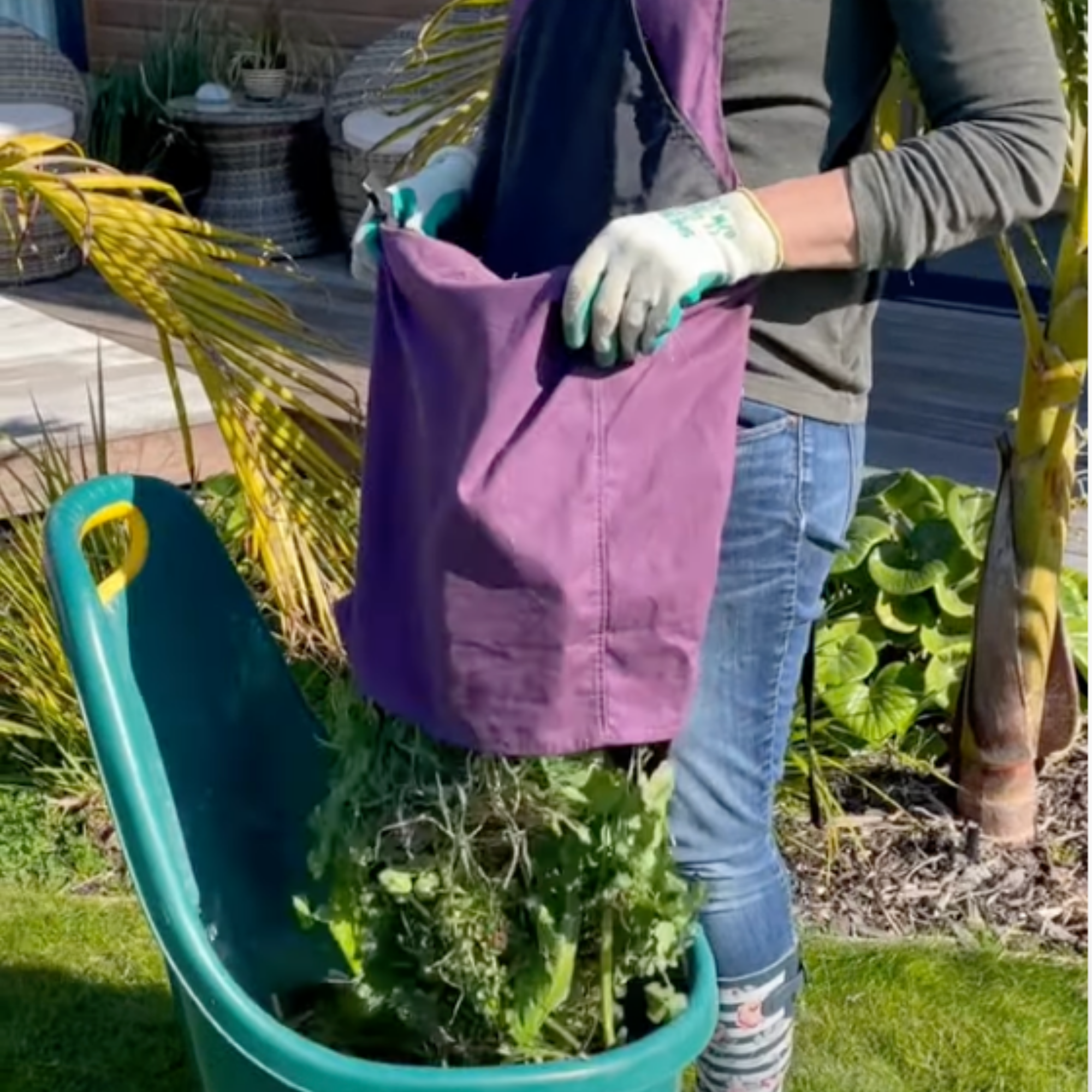 garden apron with bottom pocket