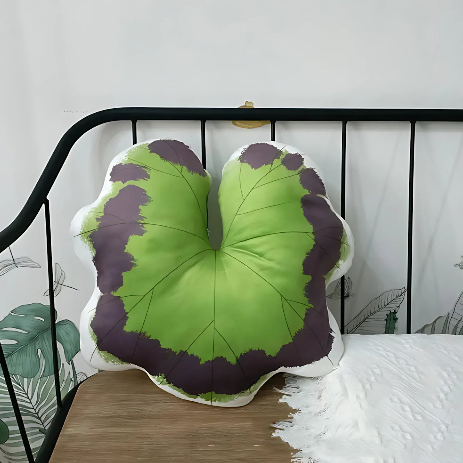 Leaf pattern cushion