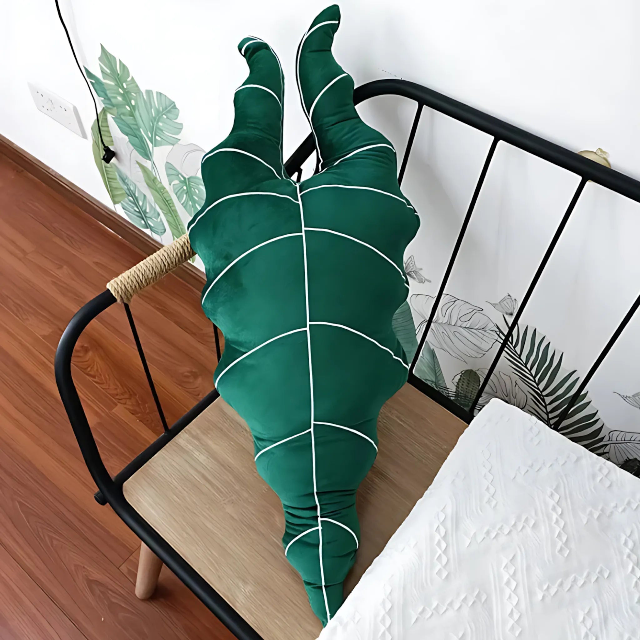 Leaf-shaped home accessory