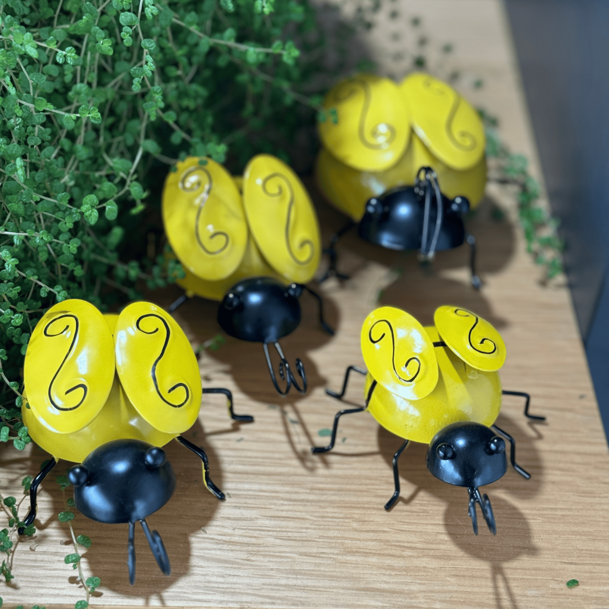 Decorative Metal Bees, Indoor or outdoor Garden Art Bumble Bee Art Set 4 Metal Bumblebee Decor